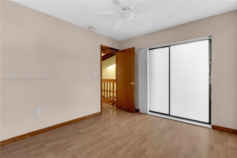 Villa ou maison à vendre à Miami, Floride: 4 chambres, 187.29 m2 № 2428111 - photo 15