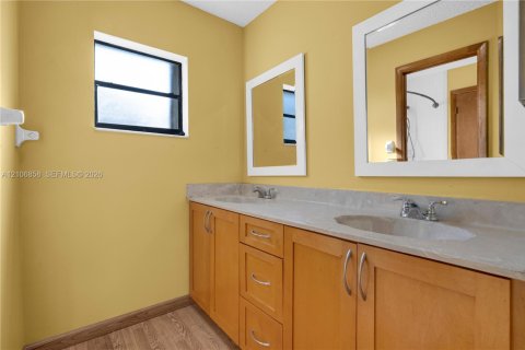 Villa ou maison à vendre à Miami, Floride: 4 chambres, 187.29 m2 № 2428111 - photo 22