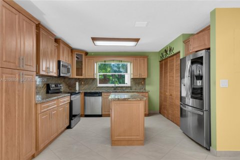 Villa ou maison à vendre à Miami, Floride: 4 chambres, 187.29 m2 № 2428111 - photo 6