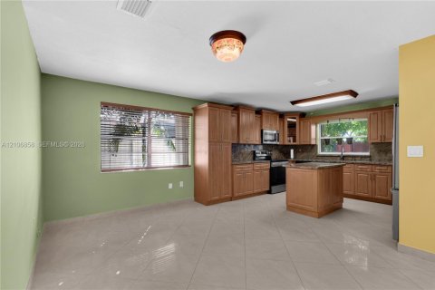 Villa ou maison à vendre à Miami, Floride: 4 chambres, 187.29 m2 № 2428111 - photo 9