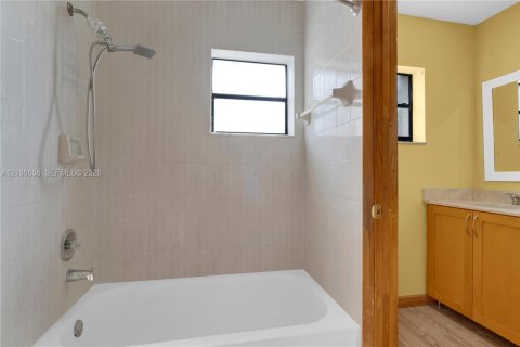 Villa ou maison à vendre à Miami, Floride: 4 chambres, 187.29 m2 № 2428111 - photo 21
