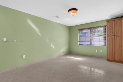 Villa ou maison à vendre à Miami, Floride: 4 chambres, 187.29 m2 № 2428111 - photo 10