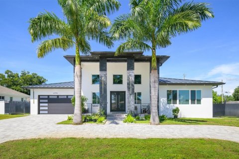 Casa en Saint Petersburg, Florida 3 dormitorios, 208.29 m2 № 2339319