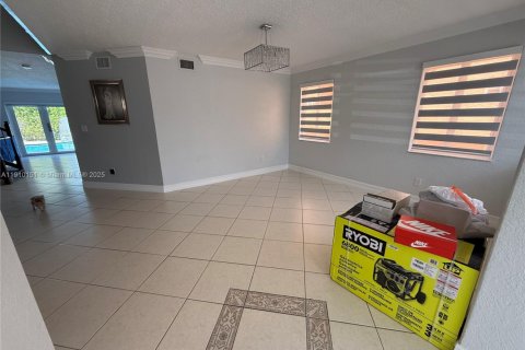 Villa ou maison à vendre à Miami Lakes, Floride: 3 chambres, 198.07 m2 № 1966402 - photo 4