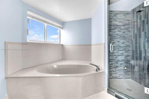 Купить кондоминиум в Майами, Флорида 1 спальня, 118.54м2, № 1790756 - фото 24