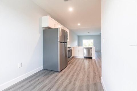 Commercial property in Englewood, Florida 6 bedrooms, 215.9 sq.m. № 1762254 - photo 9