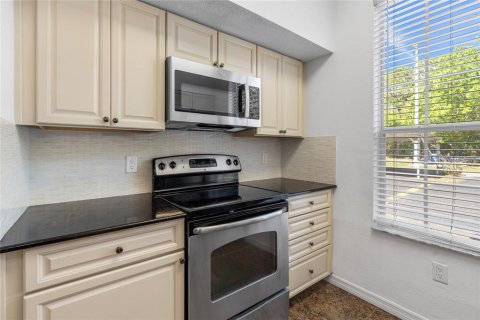 Condo in Tampa, Florida, 2 bedrooms  № 1880674 - photo 11
