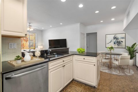 Condo in Tampa, Florida, 2 bedrooms  № 1880674 - photo 12