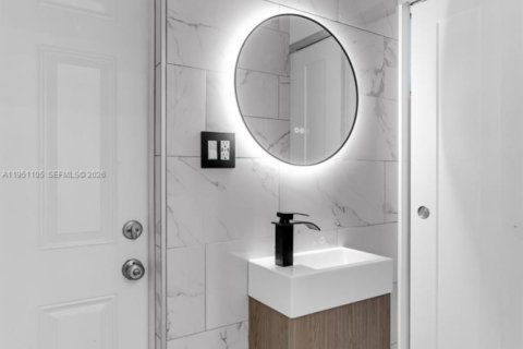 Propiedad comercial en venta en Miami, Florida, 188.13 m2 № 2007596 - foto 22