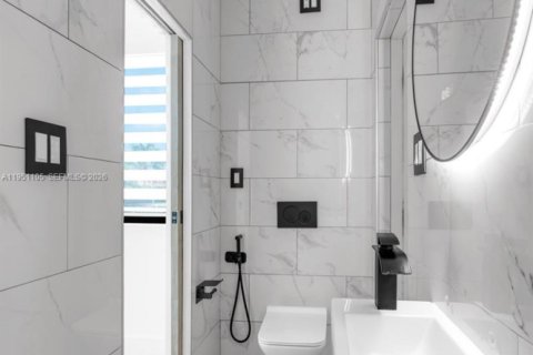 Propiedad comercial en venta en Miami, Florida, 188.13 m2 № 2007596 - foto 18