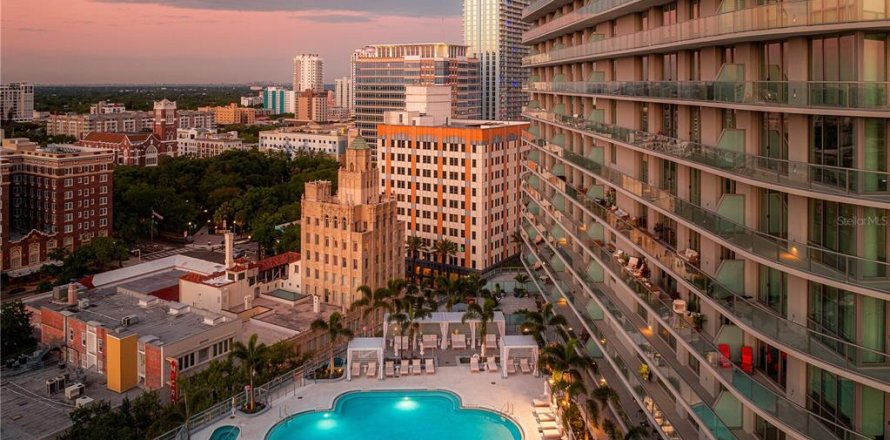 Condo in Saint Petersburg, Florida, 3 bedrooms  № 2138712