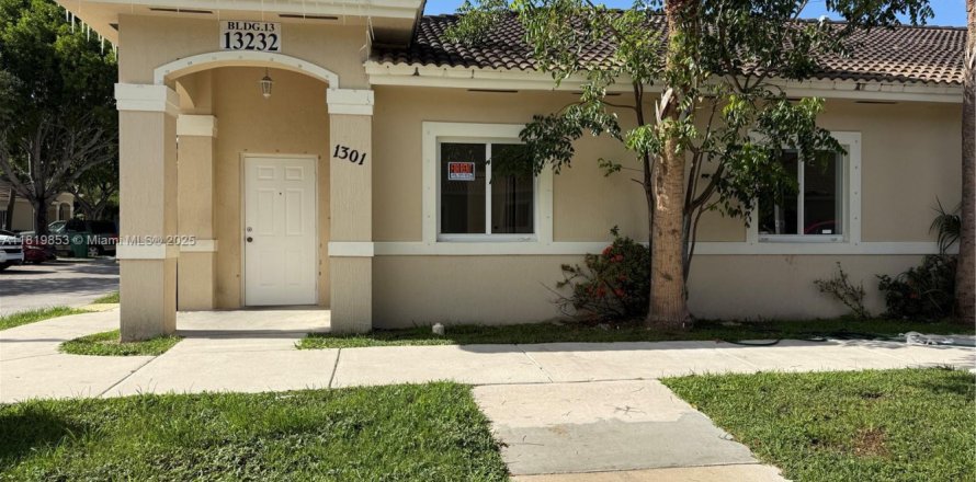 Condo in Homestead, Florida, 3 bedrooms № 1888785