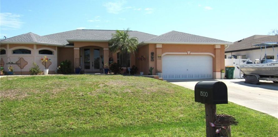 House in Port Charlotte, Florida 3 bedrooms, 189.06 sq.m. № 1550619