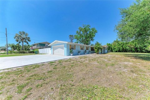 House in Palmetto, Florida 3 bedrooms, 164.99 sq.m. № 2215915 - photo 2