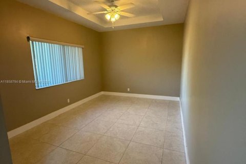 House in Dania Beach, Florida 3 bedrooms, 144.37 sq.m. № 1888173 - photo 5