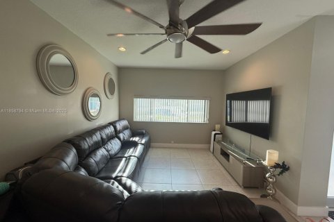 House in Dania Beach, Florida 3 bedrooms, 144.37 sq.m. № 1888173 - photo 2