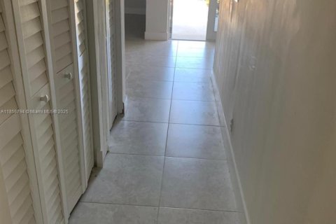 House in Dania Beach, Florida 3 bedrooms, 144.37 sq.m. № 1888173 - photo 15