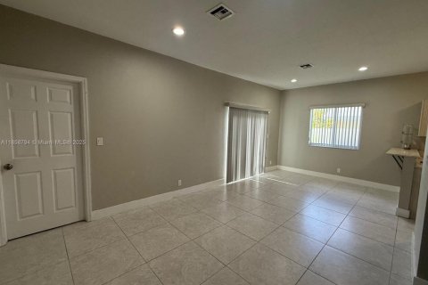House in Dania Beach, Florida 3 bedrooms, 144.37 sq.m. № 1888173 - photo 9