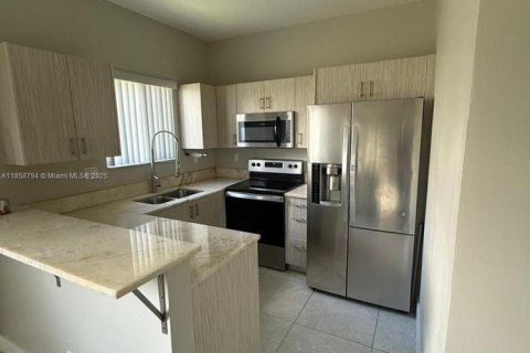 House in Dania Beach, Florida 3 bedrooms, 144.37 sq.m. № 1888173 - photo 6