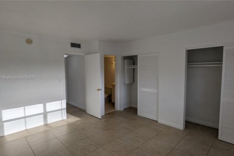 Condo in Pinecrest, Florida, 2 bedrooms № 1929597 - photo 12