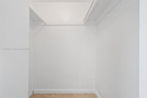 Condo in Pinecrest, Florida, 2 bedrooms № 1929597 - photo 26