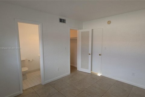 Condo in Pinecrest, Florida, 2 bedrooms № 1929597 - photo 18