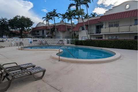 Condo in Pinecrest, Florida, 2 bedrooms № 1929597 - photo 24