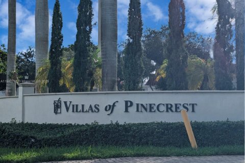 Condo in Pinecrest, Florida, 2 bedrooms № 1929597 - photo 1