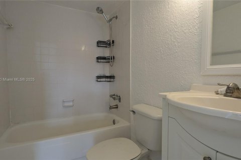 Condo in Pinecrest, Florida, 2 bedrooms № 1929597 - photo 14