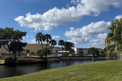 Condo in Sunrise, Florida, 2 bedrooms  № 1997396 - photo 2