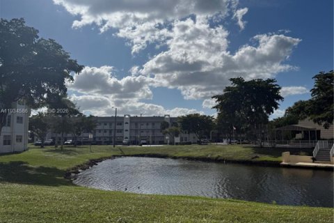 Condo in Sunrise, Florida, 2 bedrooms  № 1997396 - photo 3