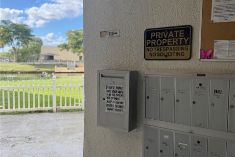 Condo in Sunrise, Florida, 2 bedrooms  № 1997396 - photo 11