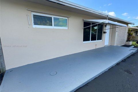 Casa en venta en Sunrise, Florida, 5 dormitorios, 144 m2 № 2027108 - foto 2