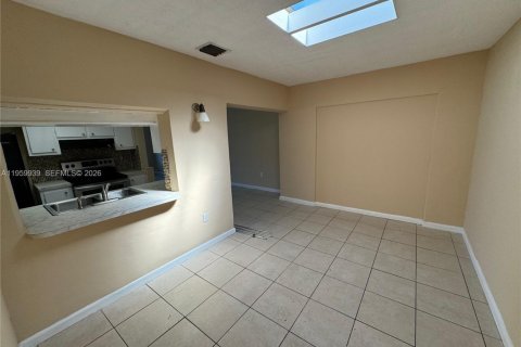 Casa en venta en Sunrise, Florida, 5 dormitorios, 144 m2 № 2027108 - foto 5