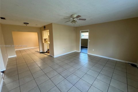 Casa en venta en Sunrise, Florida, 5 dormitorios, 144 m2 № 2027108 - foto 3