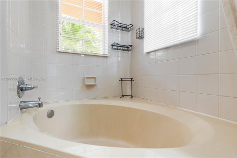 Купить виллу или дом в Мирамар, Флорида 4 спальни, 166.67м2, № 2070291 - фото 25