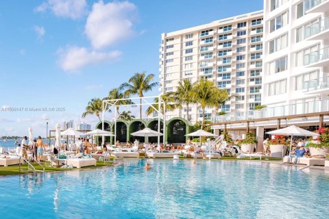 Estudio en el Condominio en Miami Beach, Florida  № 2077253
