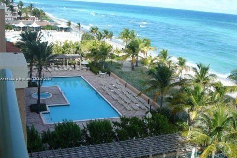 Copropriété à louer à Hallandale Beach, Floride: 2 chambres, 110.55 m2 № 2039940 - photo 10