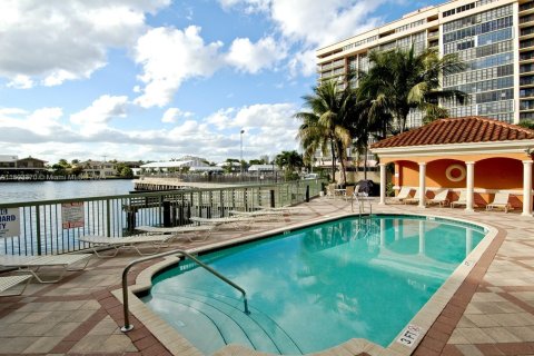 Copropriété à louer à Hallandale Beach, Floride: 2 chambres, 110.55 m2 № 2039940 - photo 4