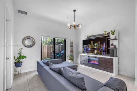 Condo in Doral, Florida, 2 bedrooms № 2290923 - photo 3