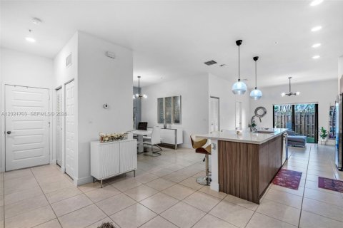 Condo in Doral, Florida, 2 bedrooms № 2290923 - photo 2