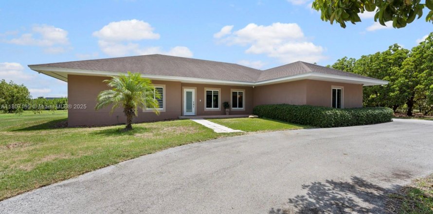 House in Homestead, Florida 4 bedrooms, 221.39 sq.m. № 1746189