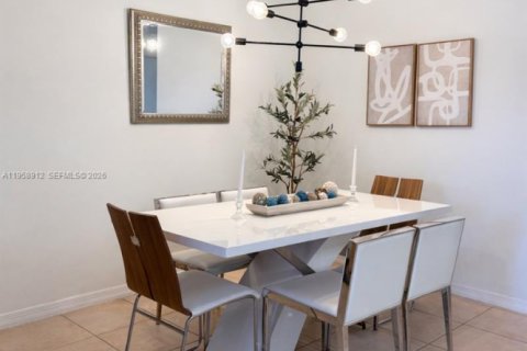 House in Miami, Florida 3 bedrooms, 148.83 sq.m. № 2017589 - photo 6