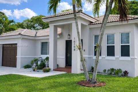 House in Miami, Florida 3 bedrooms, 148.83 sq.m. № 2017589 - photo 3