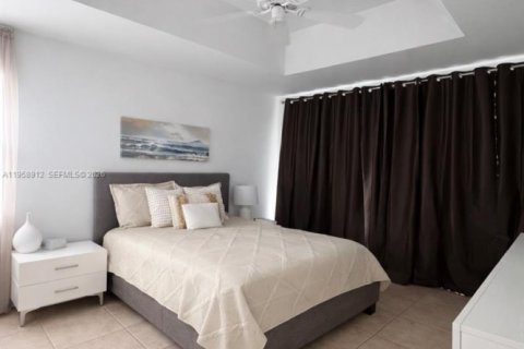 House in Miami, Florida 3 bedrooms, 148.83 sq.m. № 2017589 - photo 10