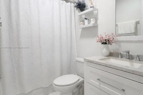 House in Miami, Florida 3 bedrooms, 148.83 sq.m. № 2017589 - photo 14
