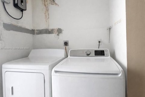 House in Miami, Florida 3 bedrooms, 148.83 sq.m. № 2017589 - photo 16