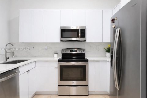 House in Miami, Florida 3 bedrooms, 148.83 sq.m. № 2017589 - photo 9