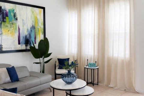 House in Miami, Florida 3 bedrooms, 148.83 sq.m. № 2017589 - photo 5