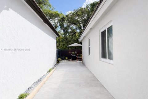 House in Miami, Florida 3 bedrooms, 148.83 sq.m. № 2017589 - photo 17